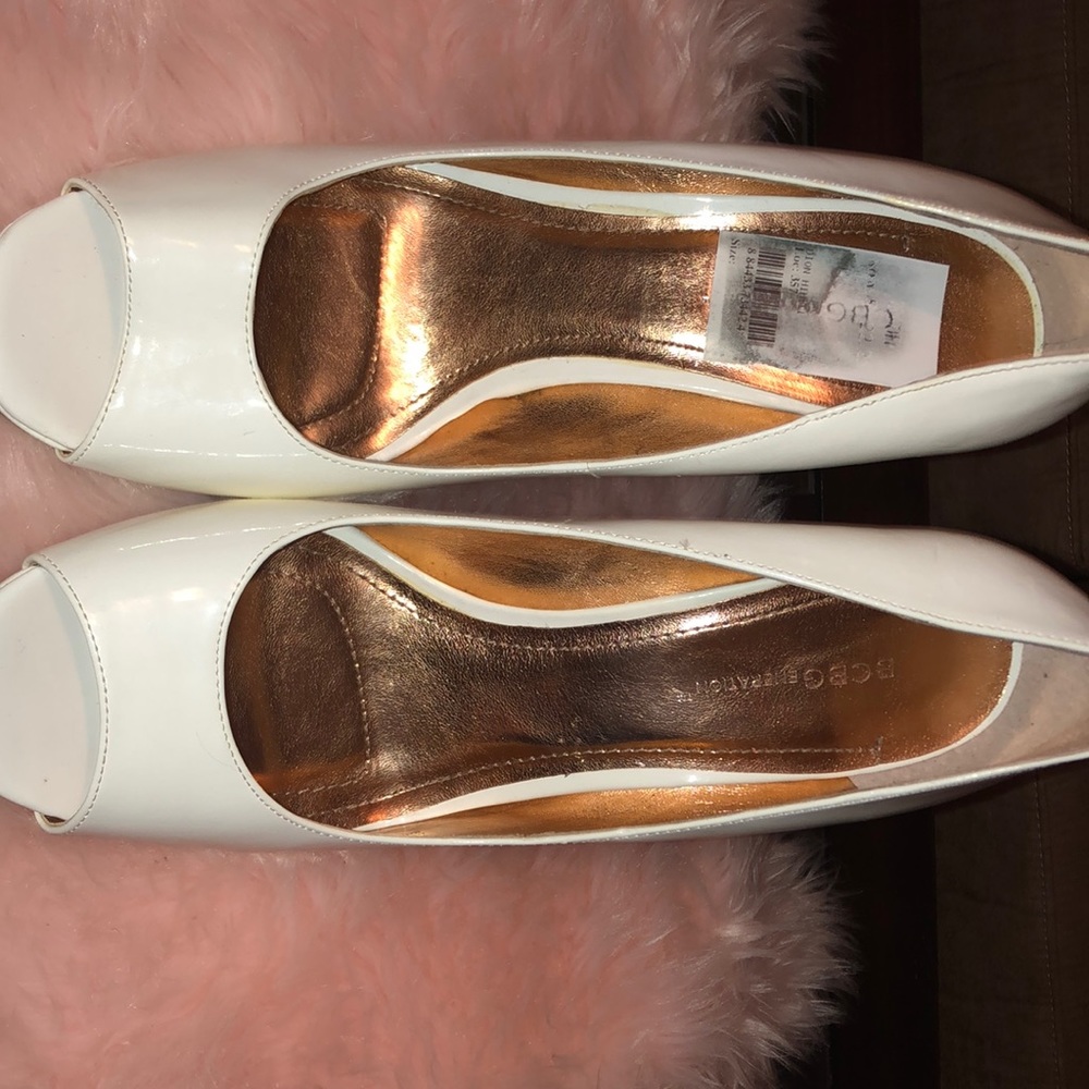 BCBG WHITE PEEP TOE PUMP